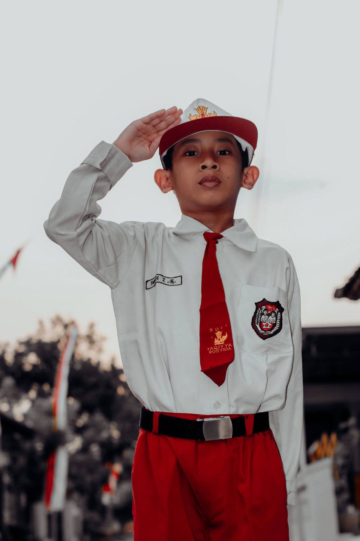 Siswa SD bertopi merah memberi hormat