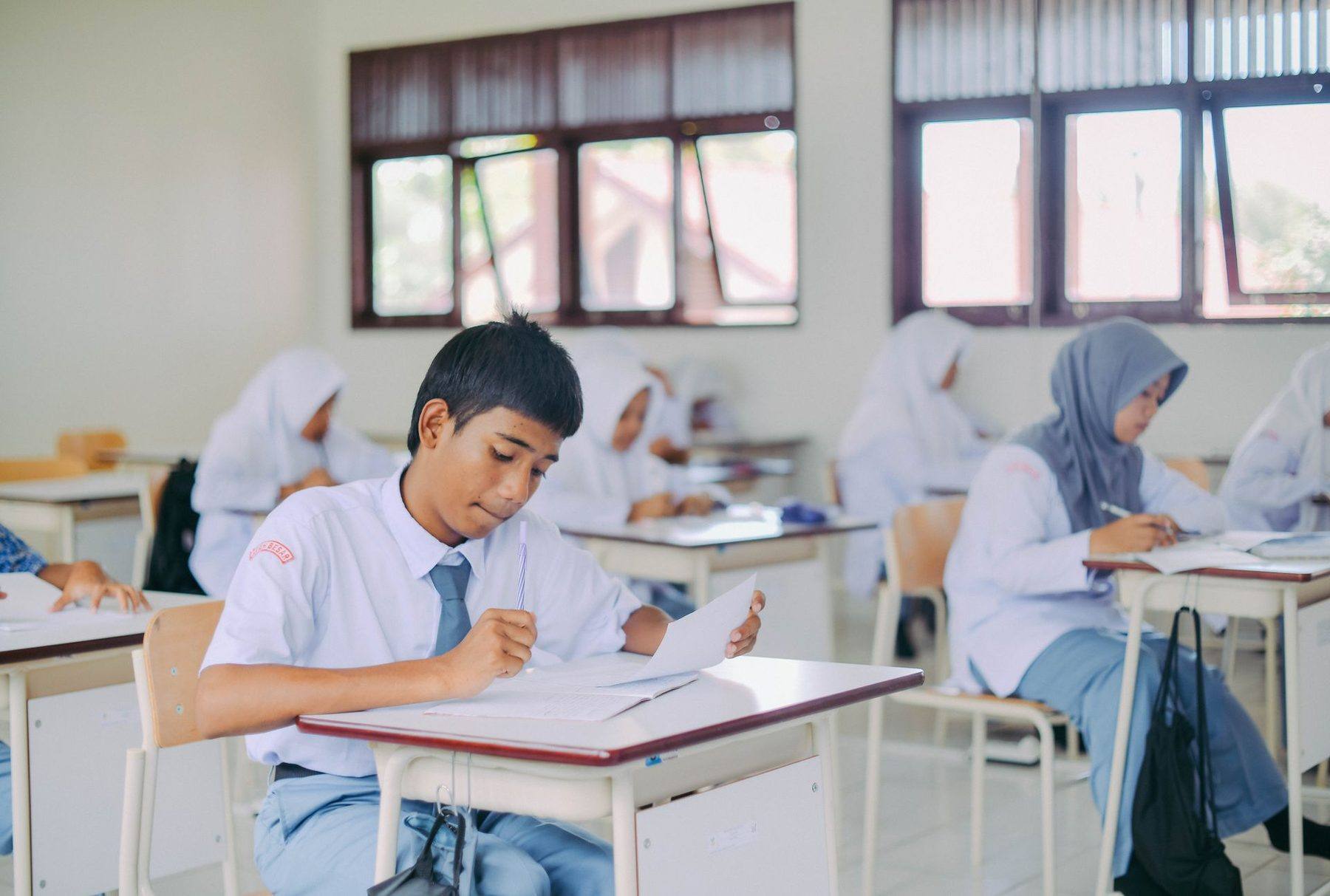 Siswa SMA menulis di kelas