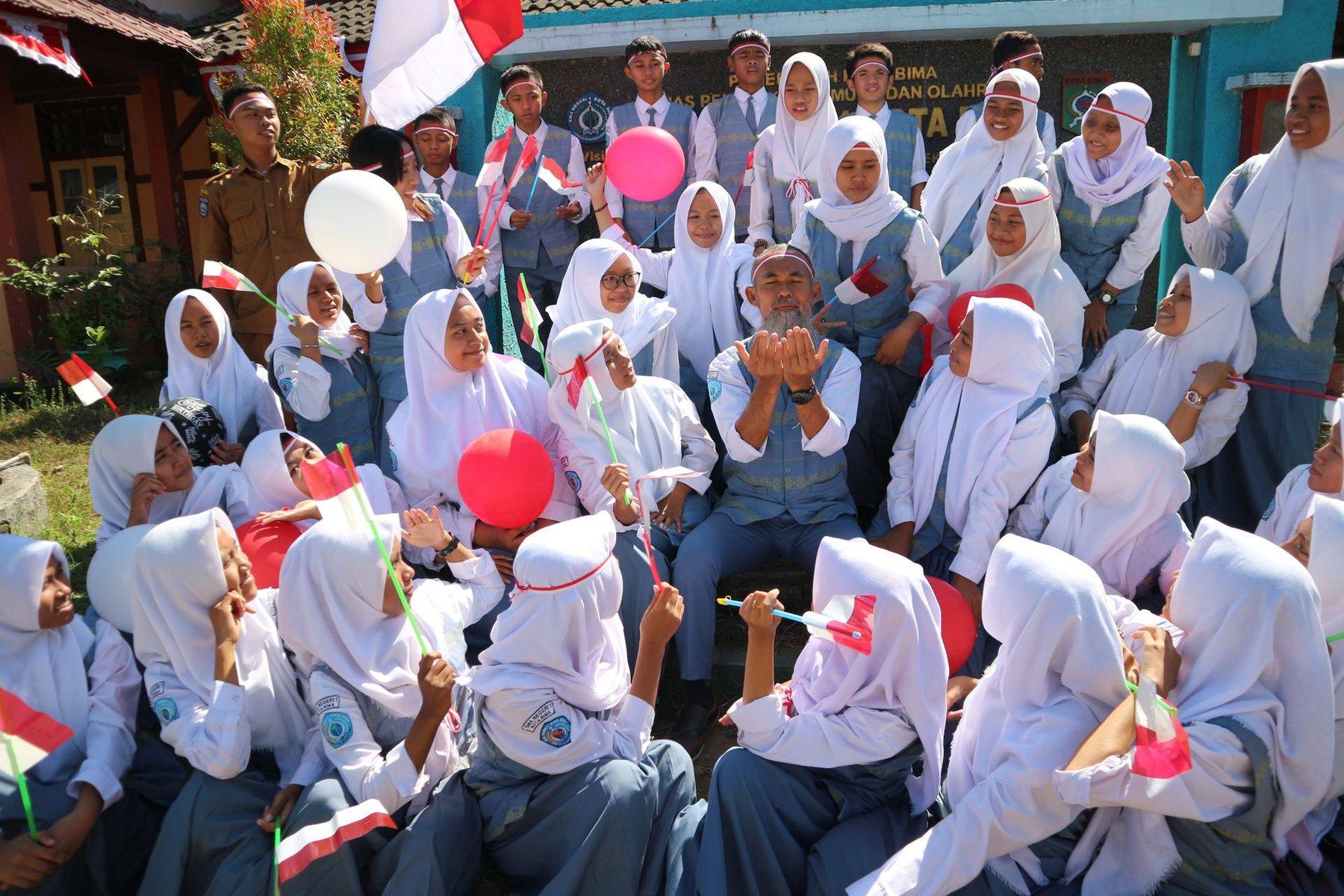 Siswa SMA berseragam putih-abu-abu berkumpul dalam acara sekolah