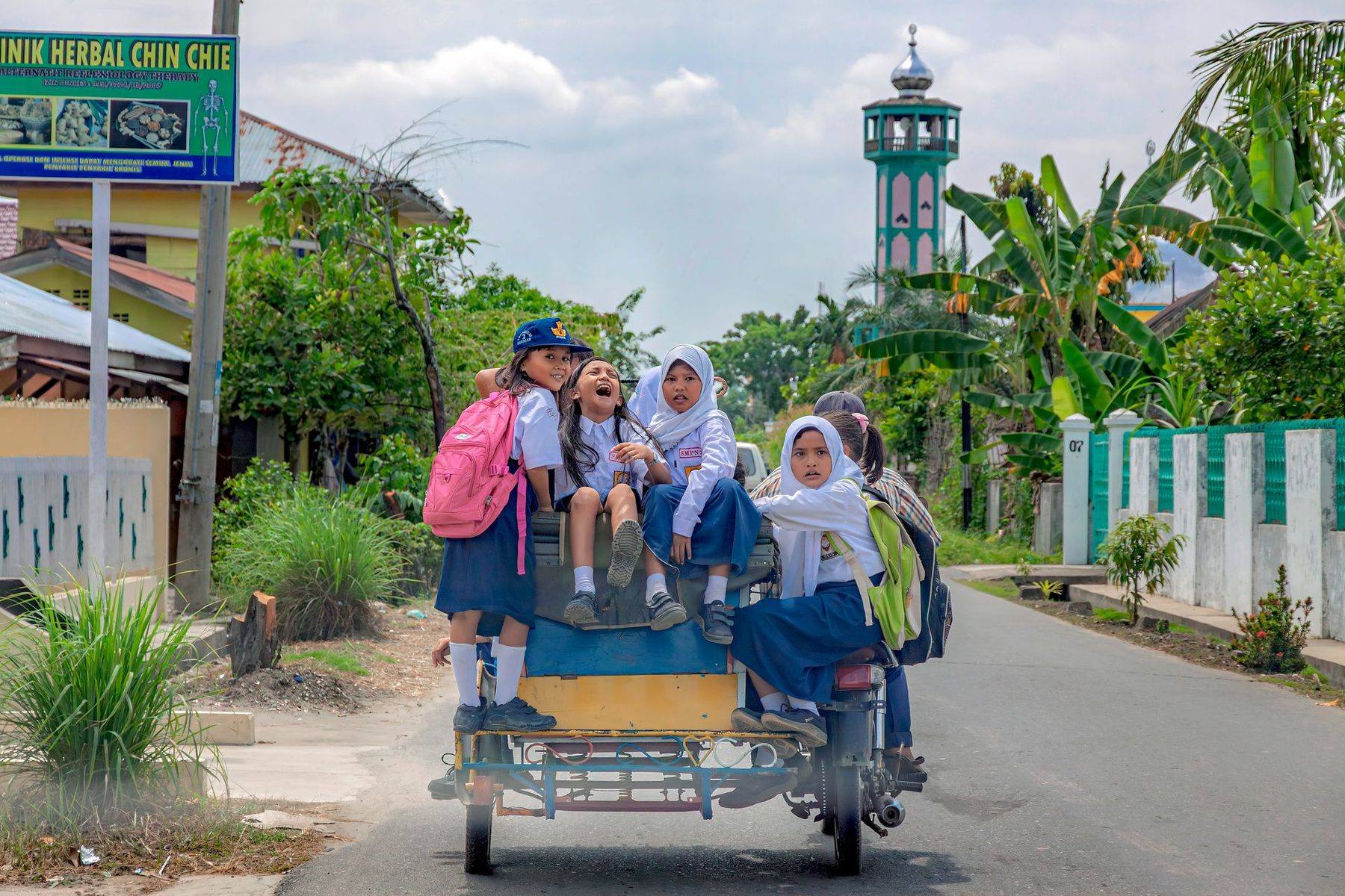 Siswi berseragam putih-biru naik becak pulang sekolah